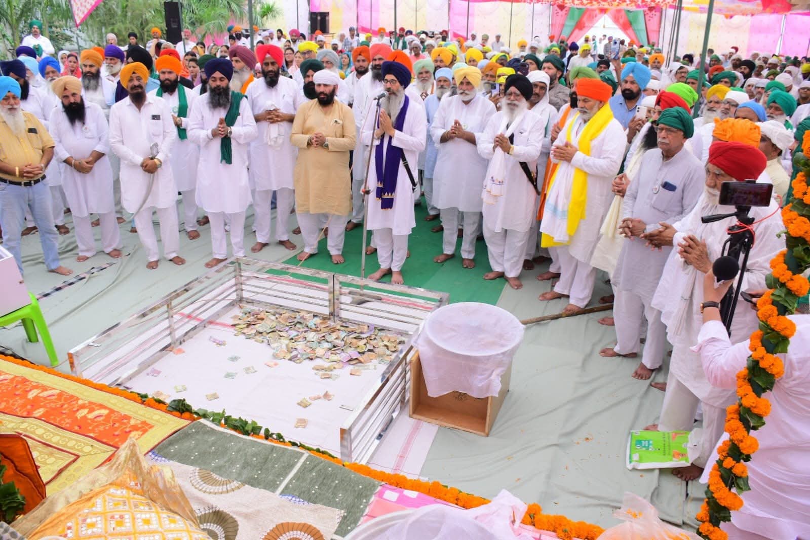 श्रद्धालुओं द्वारा बाबा टिकैत की प्रतिमा पर पुष्पांजलि