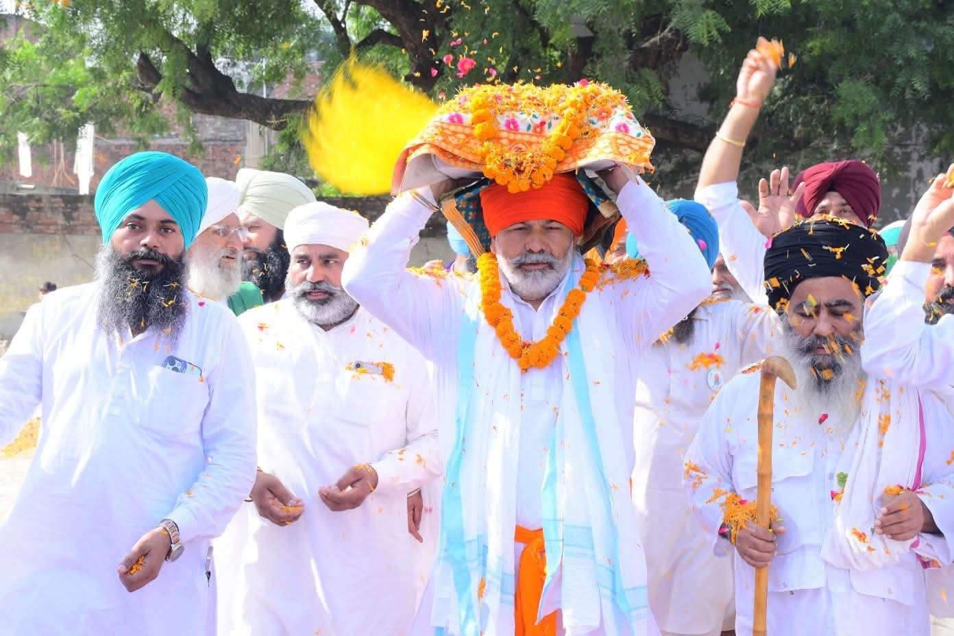 सिसौली में अखंड पाठ साहिब शोभायात्रा पर पुष्पवर्षा